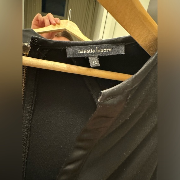 Fitted Sleeveless Zipped Top - Picture 6 of 8